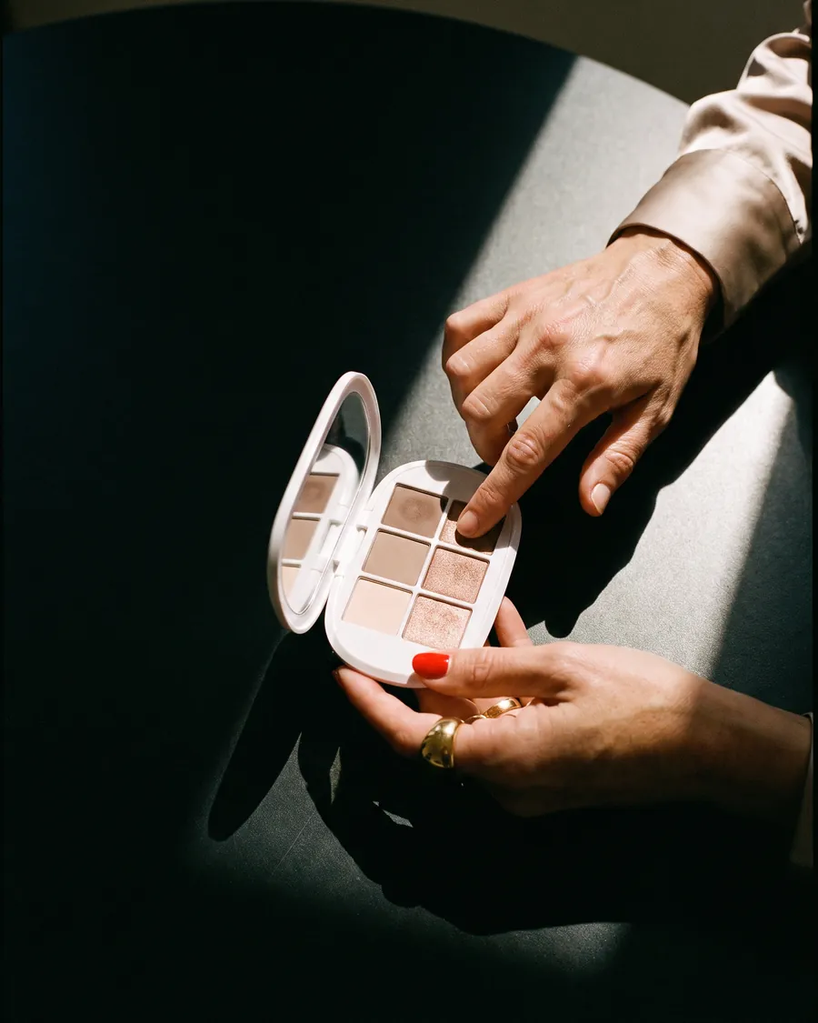 Une Mood Box ouverte sur le comptoir de la boutique, ses six places à remplir, une idée cadeau maquillage qui se compose à deux